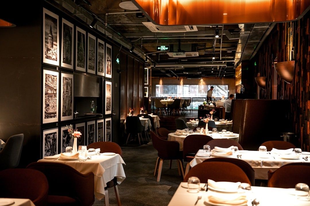 Salle de restaurant élégante aux murs décorés et tables dressées