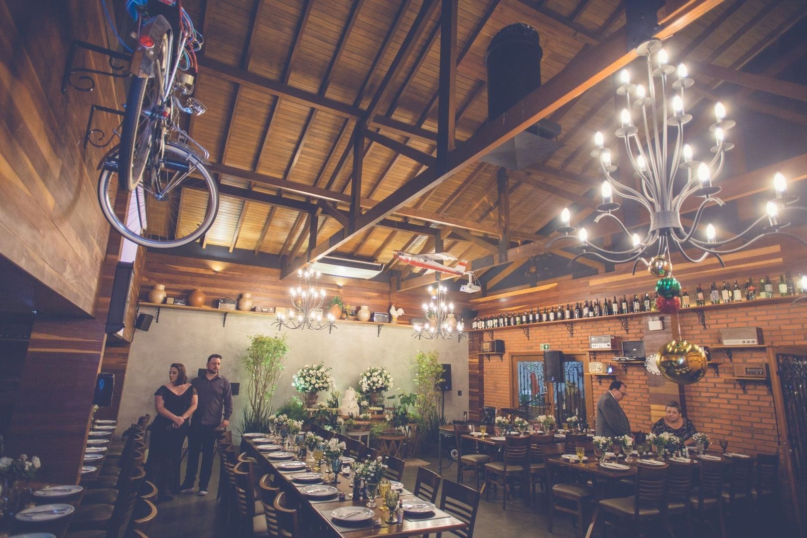 Restaurant décoré, tables dressées et éclairages suspendus